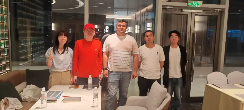 ​Liesa berdiskusi bisnis dengan klien Asia Tengah